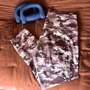 Fabletics pink shine camo mid rise leggings, worn once ✨
